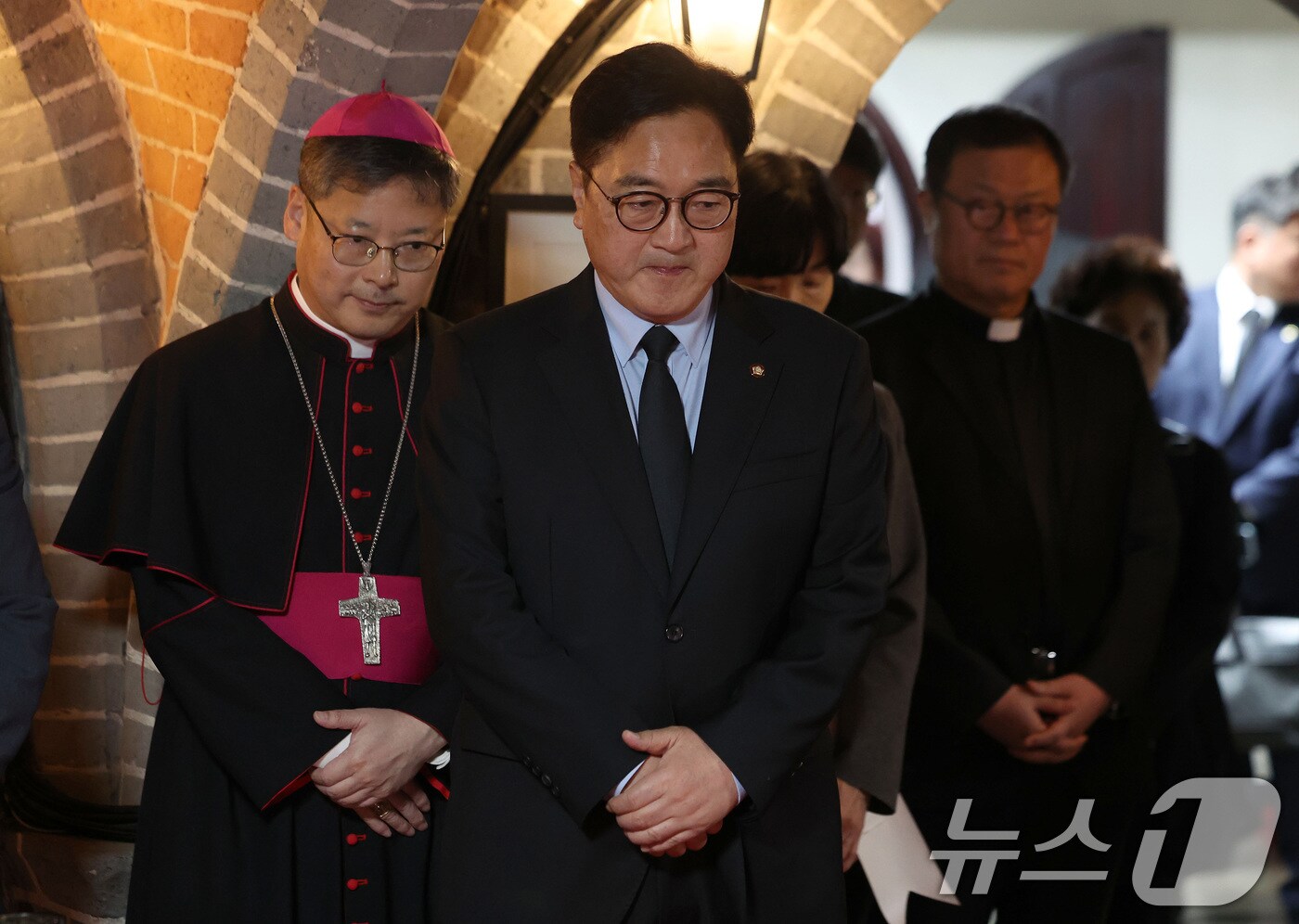 우원식 국회의장이 23일 서울 중구 명동대성당 지하성당에 마련된 故 프란치스코 교황 분향소를 찾아 조문하기 위해 대기하고 있다. &#40;공동취재&#41; 2025.4.23/뉴스1 ⓒ News1 이동해 기자