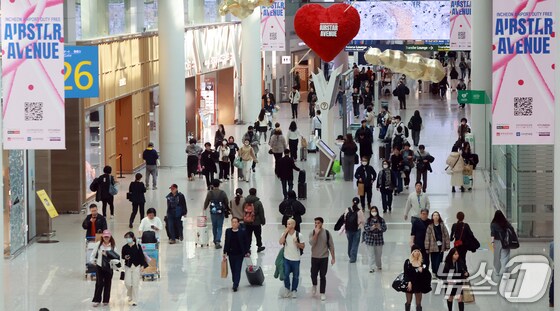 인천국제공항 제1터미널 면세점에서 관광객들이 쇼핑을 하고 있다. (인천공항=뉴스1) 김진환 기자
