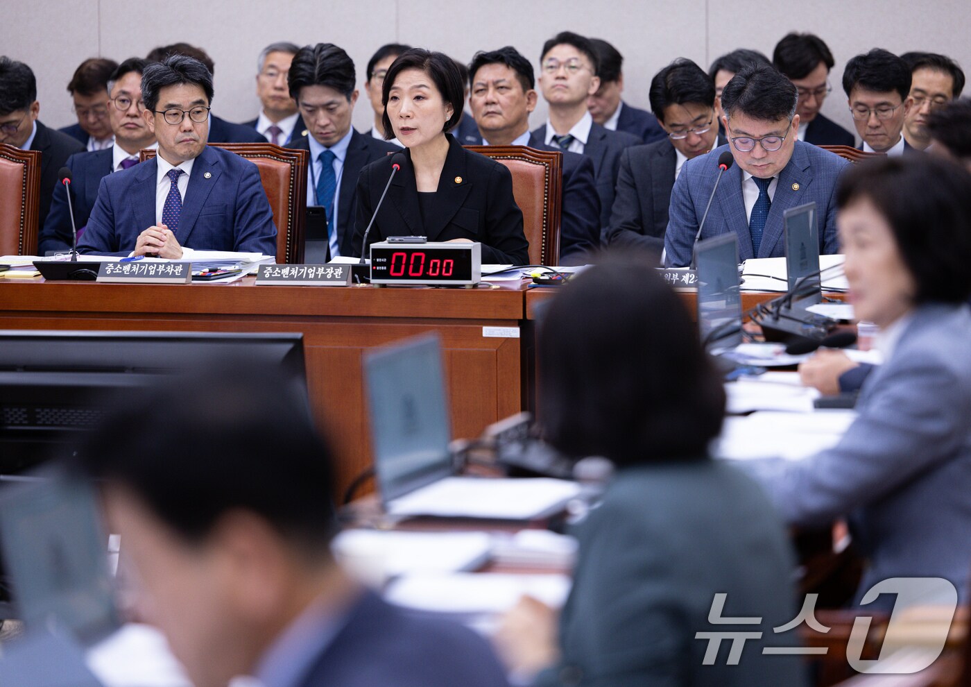 오영주 중소벤처기업부 장관이 23일 오전 서울 여의도 국회에서 열린 제424회 국회(임시회) 산업통상자원중소벤처기업위원회 제2차 전체회의에서 추경안 등 현안질의에 답변하고 있다. 2025.4.23/뉴스1 ⓒ News1 이재명 기자