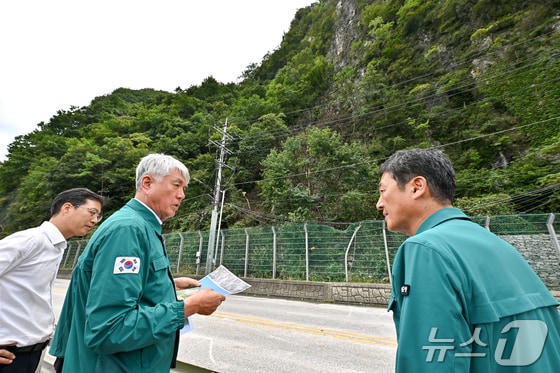 최승준 강원 정선군수(가운데)가 지난 9월 낙석이 발생한 정선군 남면 피암터널 주변을 살피는 모습. (재판매 및 DB금지)/뉴스1
