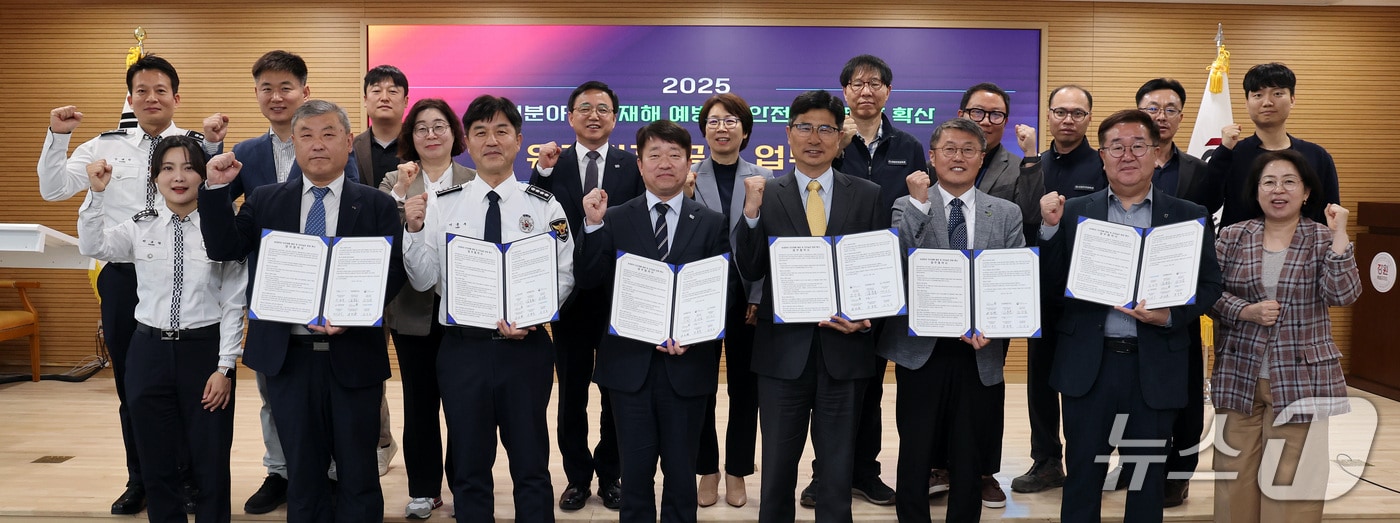 강원특별자치도농업기술원이 23일 본원에서 고용노동부 강원지청, 강원경찰청 등 5개 기관과 농업분야 안전재해 예방 및 안전실천 문화확산을 위한 업무협약을 체결한 뒤 기념촬영을 진행했다.(도농업기술원 제공, 재판매 및 DB금지)