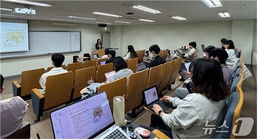 가천대학교 특수치료대학원이 ‘2025학년도 후기’ 석사과정 신·편입생을 모집한다. 사진은 특수치료대학원 대학원생들이 수업을 듣고 있는 모습.(가천대 제공. 재판매 및 DB금지)/뉴스1