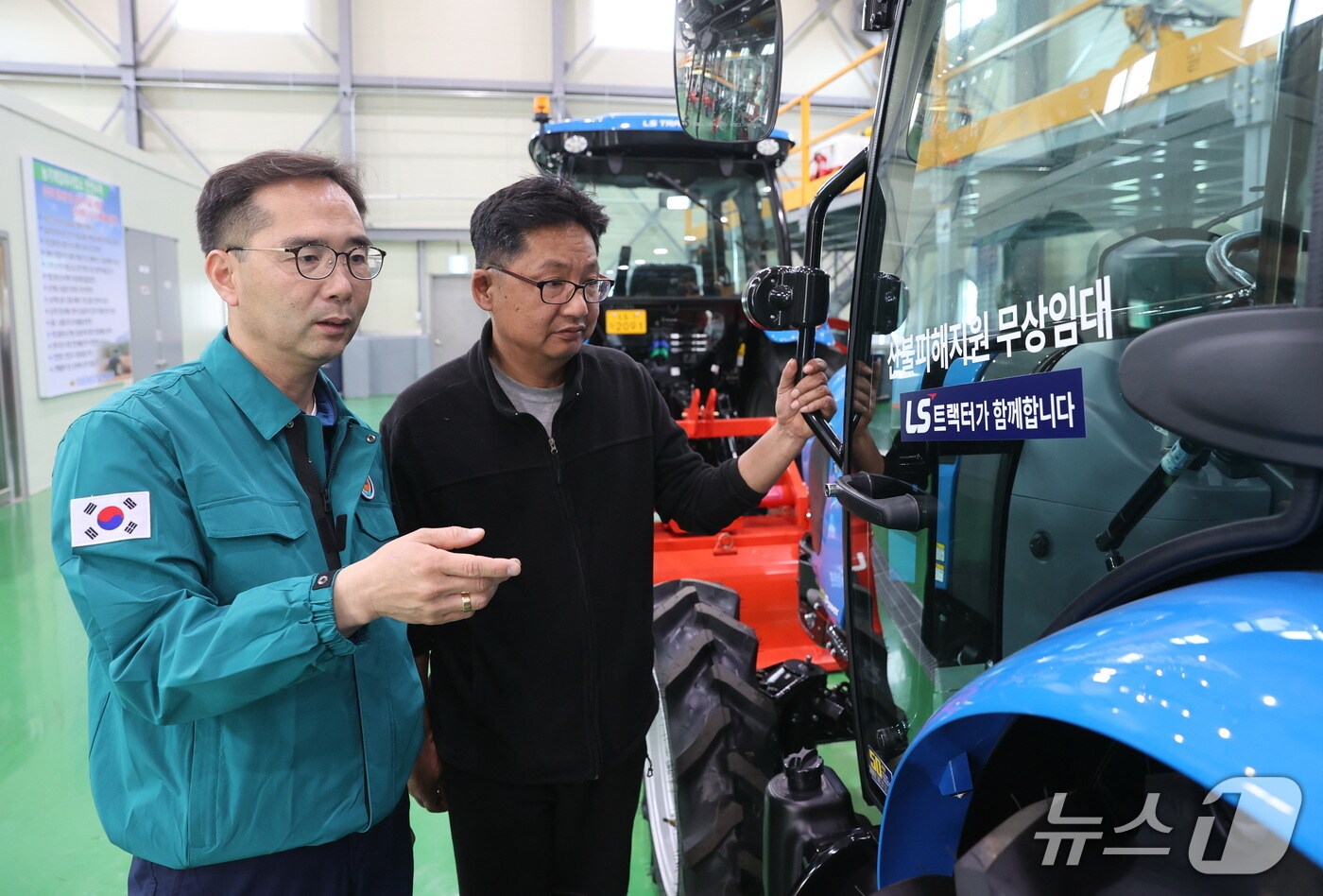 경북 의성군 관계자가 농기계임대사업소를 방문해 무상 임대 농기계를 확인하고 있다. (경북 의성군 제공.재판매 및 DB 금지)