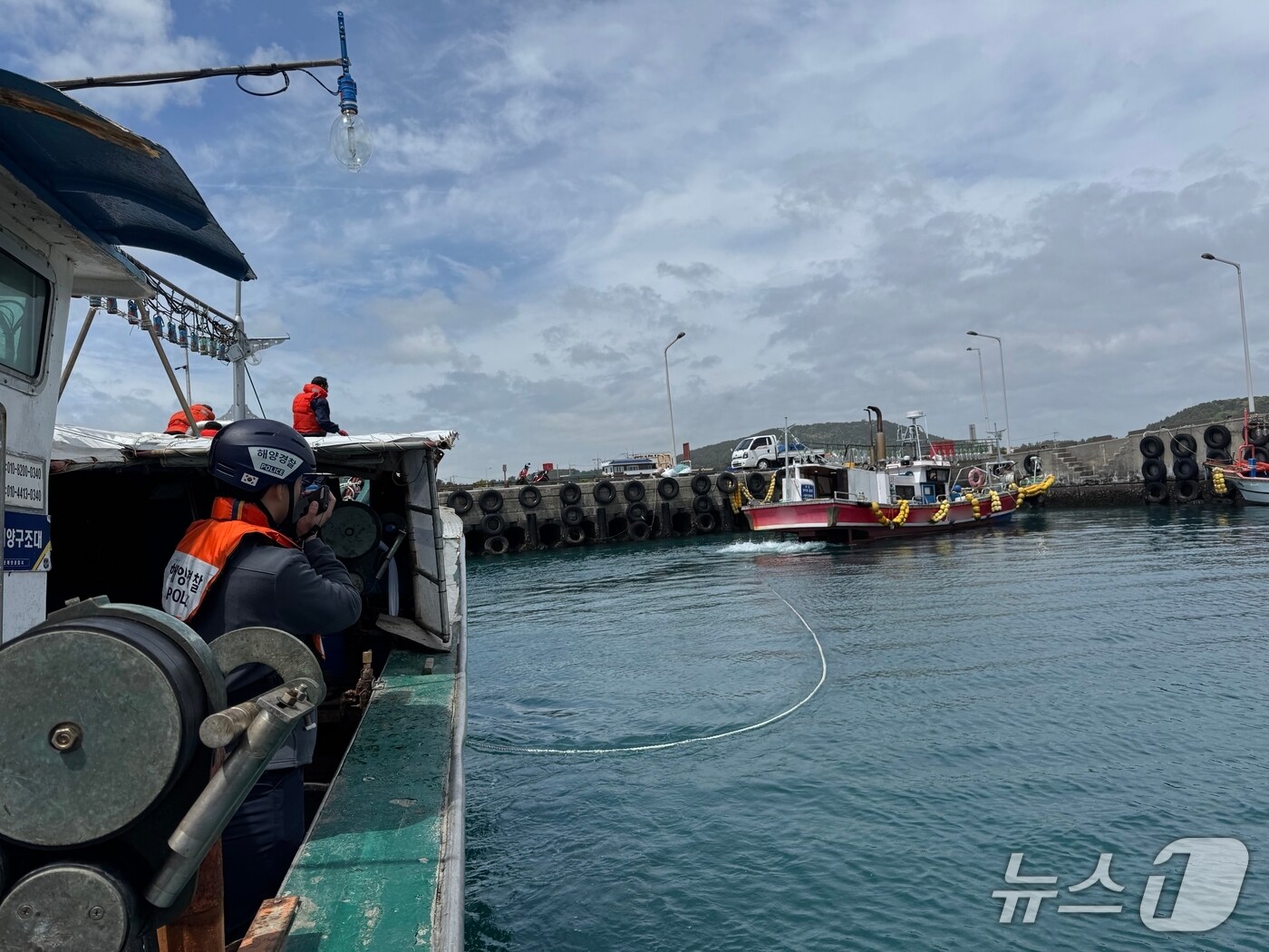 23일 오전 서귀포시 성산항 남동쪽 약 13㎞ 해상에서 불이 난 어선 A호(7.31톤급)가 화재 진압 후 신양항으로 예인된 모습.(서귀포해양경찰서 제공. 재판매 및 DB 금지)