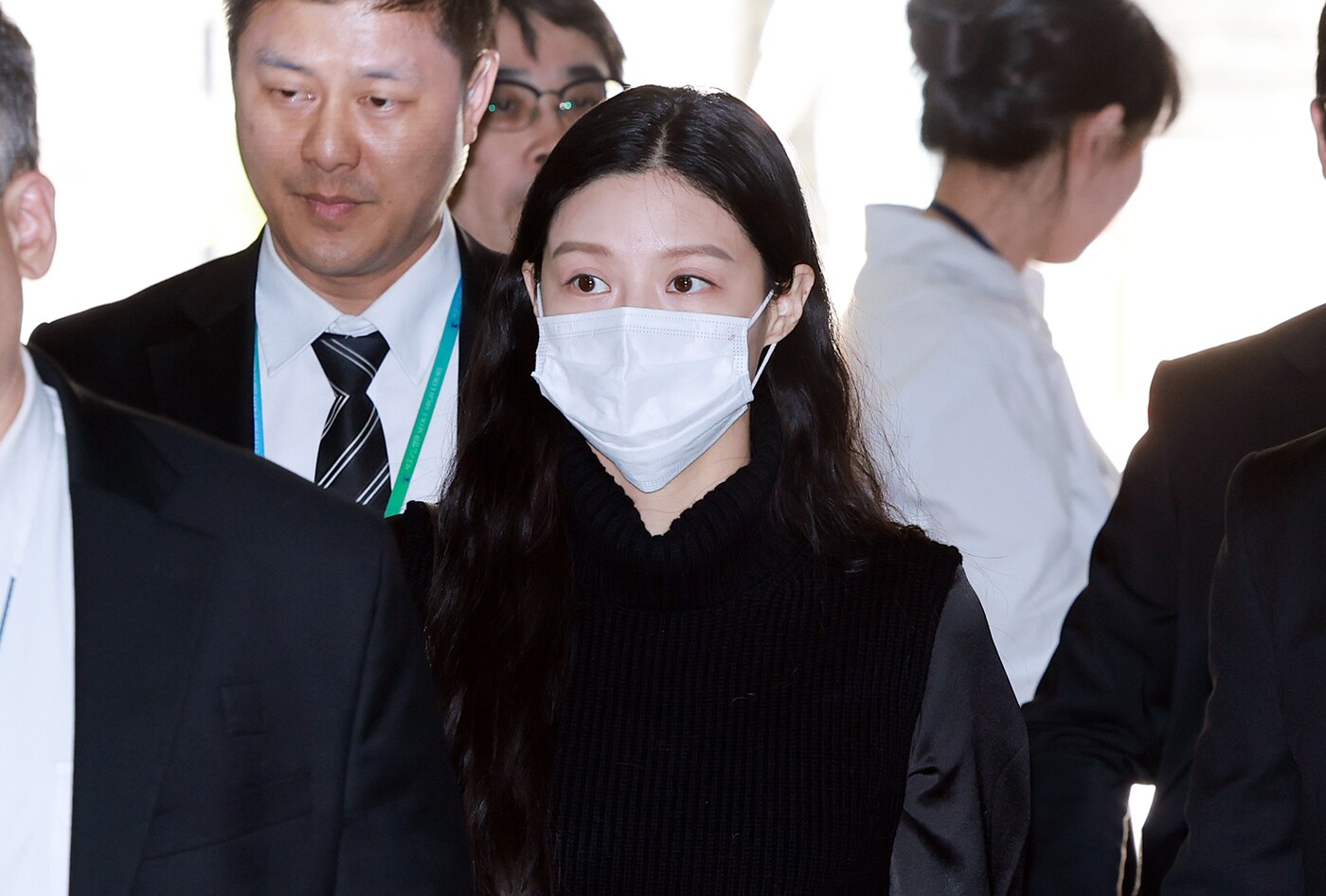 입시비리 혐의로 1심에서 벌금형을 선고받은 조국 조국혁신당 전 대표의 딸 조민씨가 23일 서울 서초구 서울중앙지방법원에서 허위작성공문서행사, 업무방해, 위계공무집행방해 혐의 관련 2심 선고 공판에 출석하고 있다. 조 씨는 위조된 서류로 서울대·부산대 의전원 입시에 지원해 업무를 방해한 혐의로 기소됐으며, 1심에서는 벌금 1천만 원이 선고됐다. 2025.4.23/뉴스1 ⓒ News1 김진환 기자