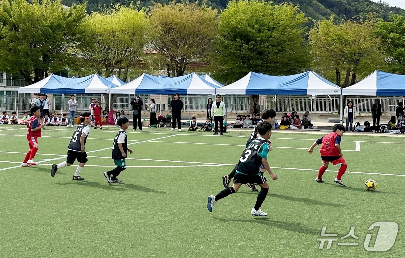 충북 괴산증평교육지원청(교육장 우관문)은 23일 동인초등학교 운동장에서 24회 괴산증평 초등 동아리 축구대회를 개최했다.(괴산증평교육지원청 제공)/뉴스1
