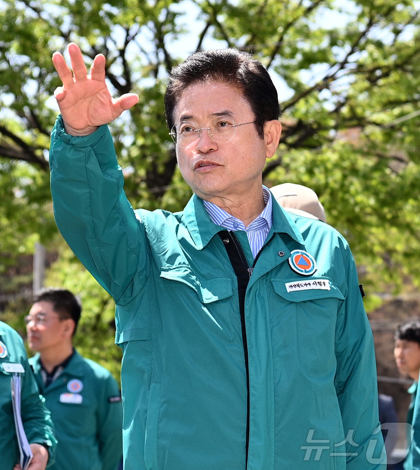 이철우 경북지사는 국힘 대선 후보 경선을 마친 23일 경북 산불 현장에서 피해복구 현장에서 조속한 복구와 이재민 안정 대책을 챙기고 있다. ⓒ News1 김대벽기자