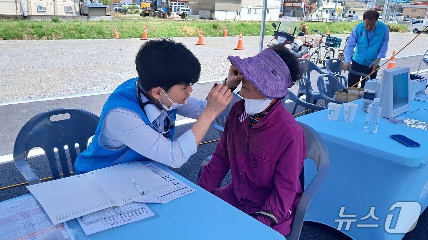 23일 건강보험 일산병원이 산피 피해지역인 경남 산청군 생초면을 찾아 주민들을 대상으로 의료 봉사활동을 벌이고 있다. (건강보험 일산병원 제공, 재판매 및 DB금지)