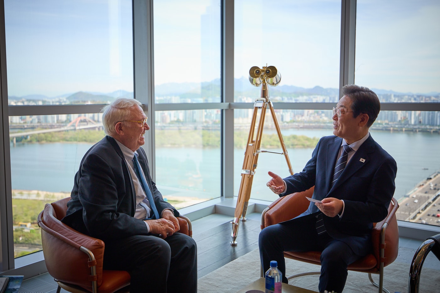 이재명 더불어민주당 대선 경선 후보가 23일 존 햄리 미국 전략국제문제연구소장과 대화하고 있다. (이재명 캠프 제공)