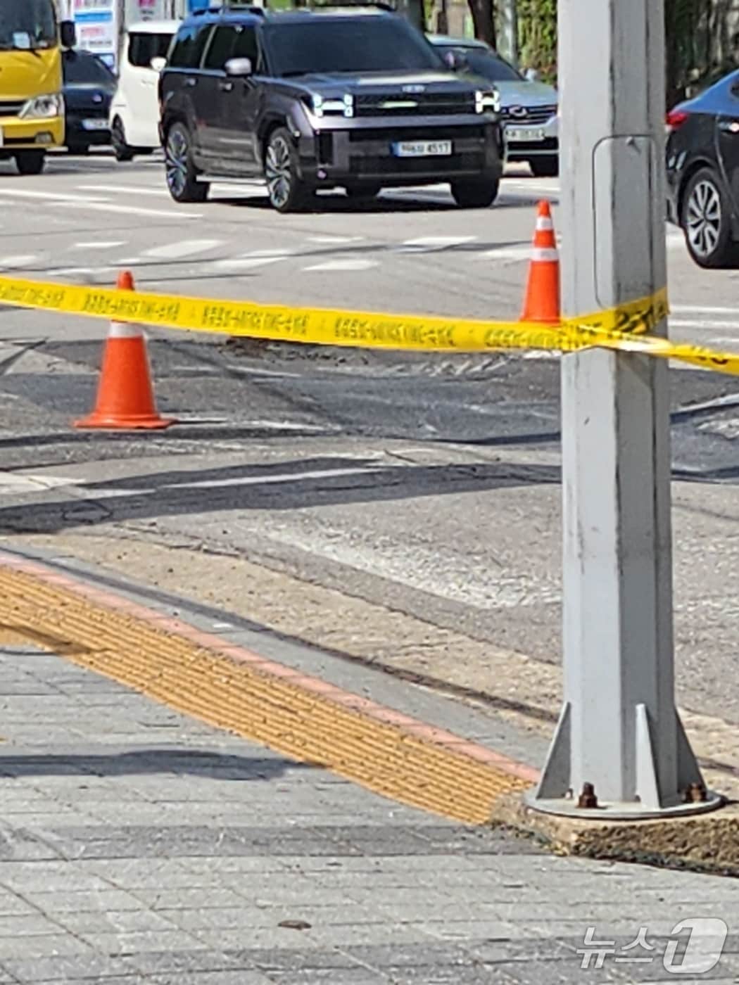 23일 경기 의정부시 신곡동의 한 초등학교 앞 사거리에서 도로꺼짐 현상이 발생한 모습. 2025.4.23/뉴스1 ⓒ News1 (독자제공)