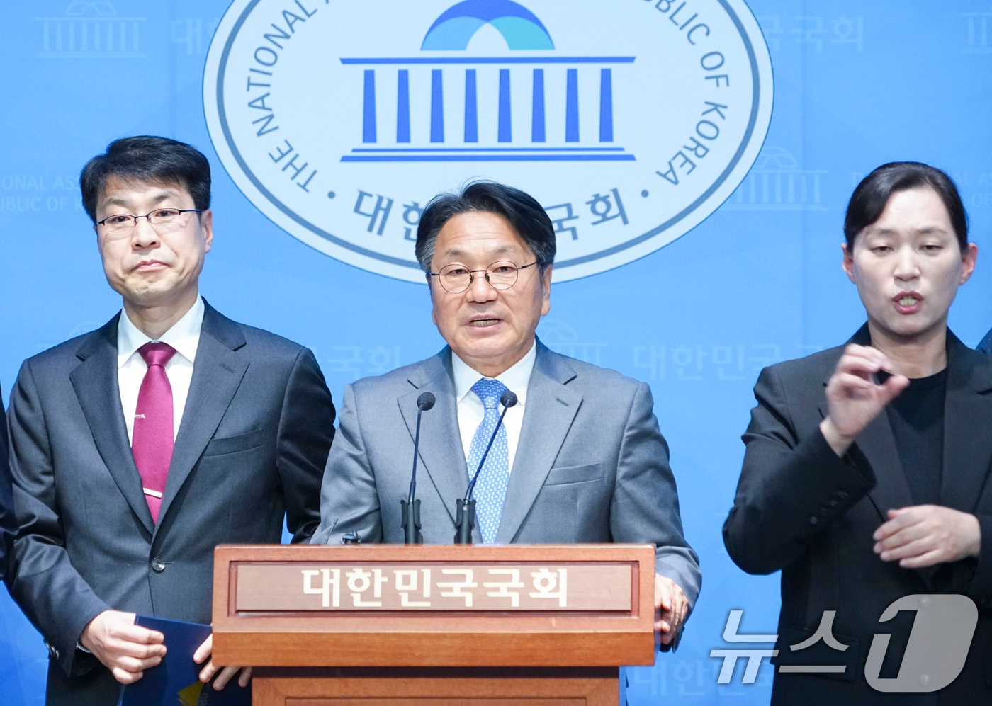 강기정 광주시장과 김정기 대구시장 권한대행, 광주·대구 지역 국회의원들이 23일 오후 서울 여의도 국회 소통관에서 ‘달빛철도 예비타당성조사 면제 확정’을 촉구하는 공동성명을 발표하고 있다.(광주시 제공. 재판매 및 DB 금지)