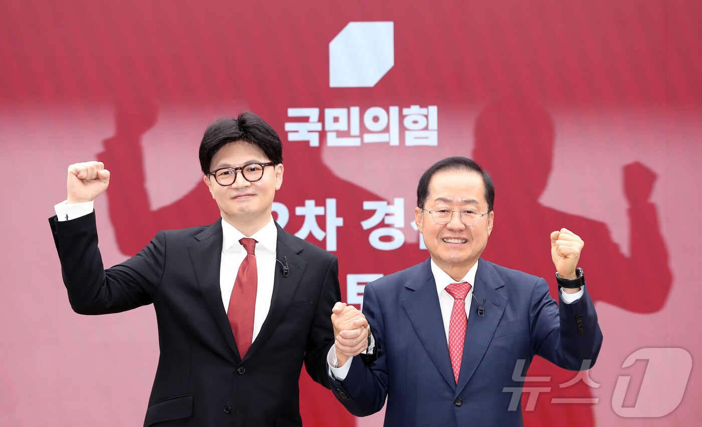 국민의힘 한동훈(왼쪽), 홍준표 경선 후보가 23일 서울 영등포구 중앙당사에서 열린 제21대 대통령후보자 선출을 위한 2차 경선 토론회 미디어 데이에서 서로를 1:1 맞수 토론 상대로 선택한 뒤 포즈를 취하고 있다. 2025.4.23/뉴스1 ⓒ News1 국회사진취재단