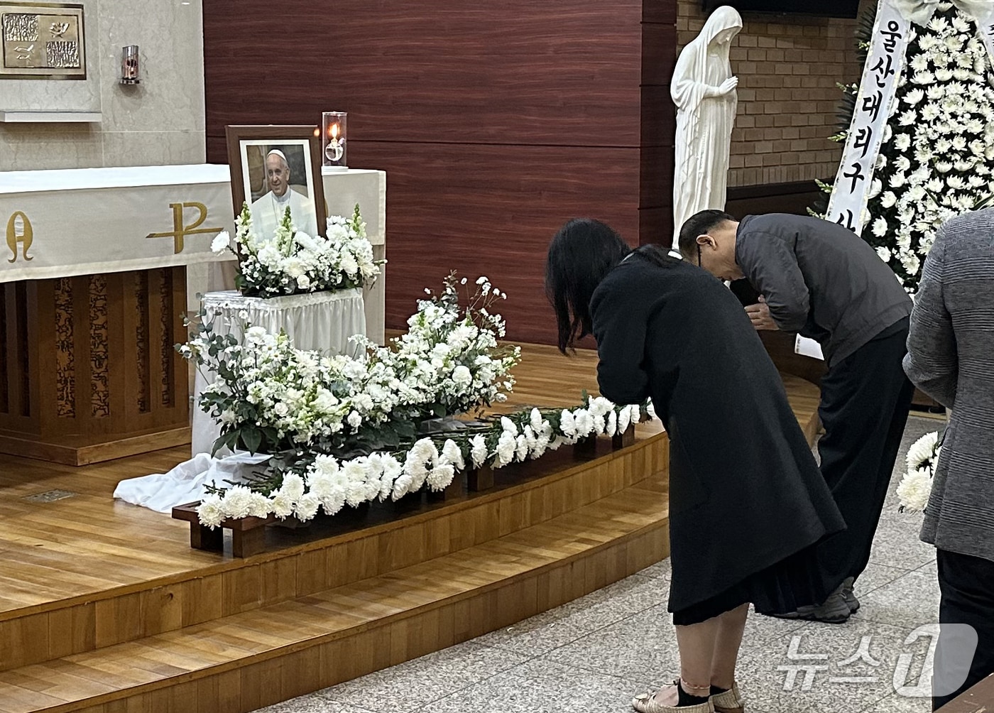 23일 울산시 중구 복산성당 소성전에 마련된 프란치스코 교황 분향소에서 천주교 신자들이 헌화를 하고 있다. 2025.4.23/뉴스1 ⓒ News1 조민주 기자