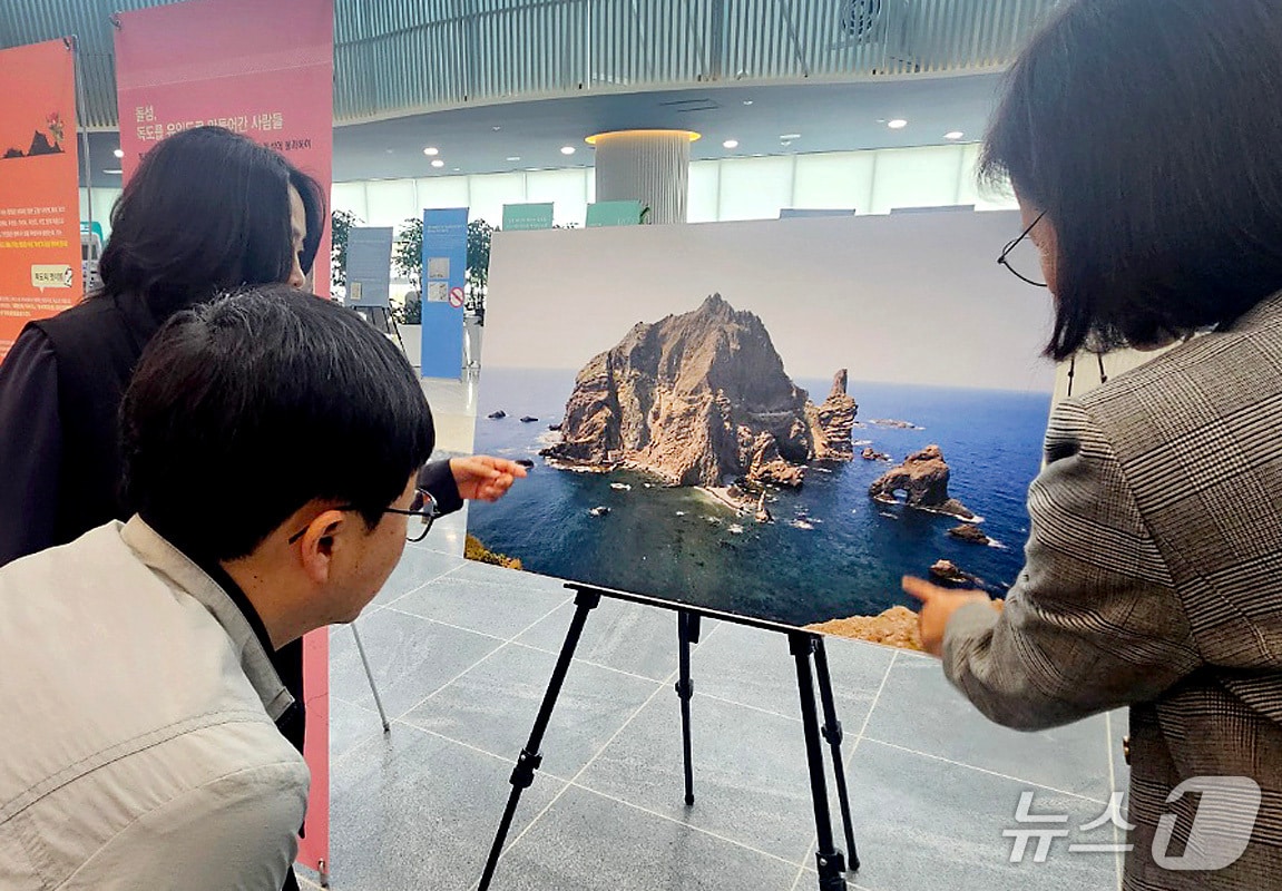 경북도 동부청사에서 열린 '찾아가는 독도전시회' 모습. (영남대 제공)