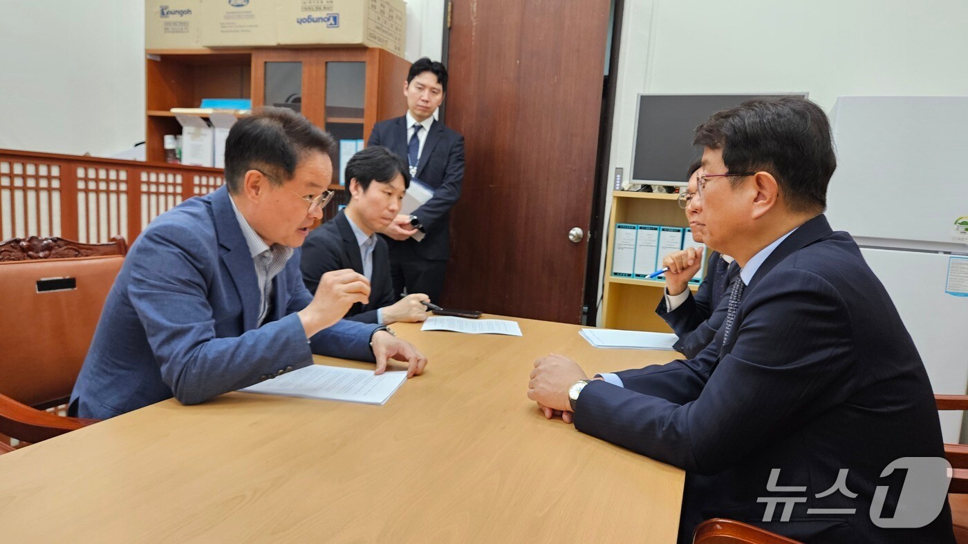 더불어민주당 허영 의원이 23일 국회에서 박상우 국토부장관 만나 춘천민간임대아파트 문제 해결에 적극 나서달라고 주문했다.(허영 의원실 제공, 재판매 및 DB금지)