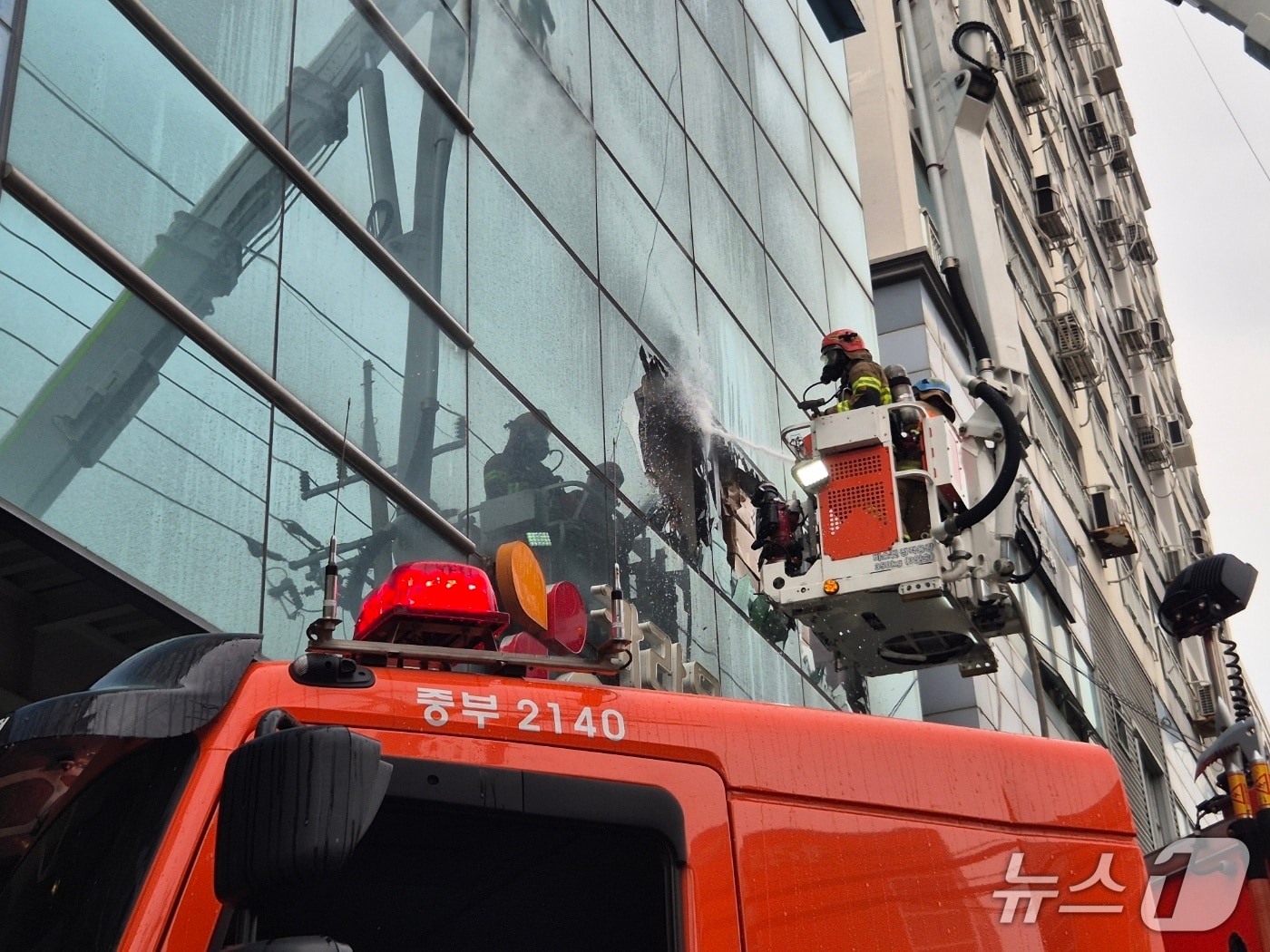 23일 오후 2시58분쯤 대구 남구 대명동의 한 자동차용품 건물 2층에서 불이 나 소방 당국이 불길을 잡고 있다. (대구소방본부 제공. 재판매 및 DB 금지) 2025.4.23/뉴스1