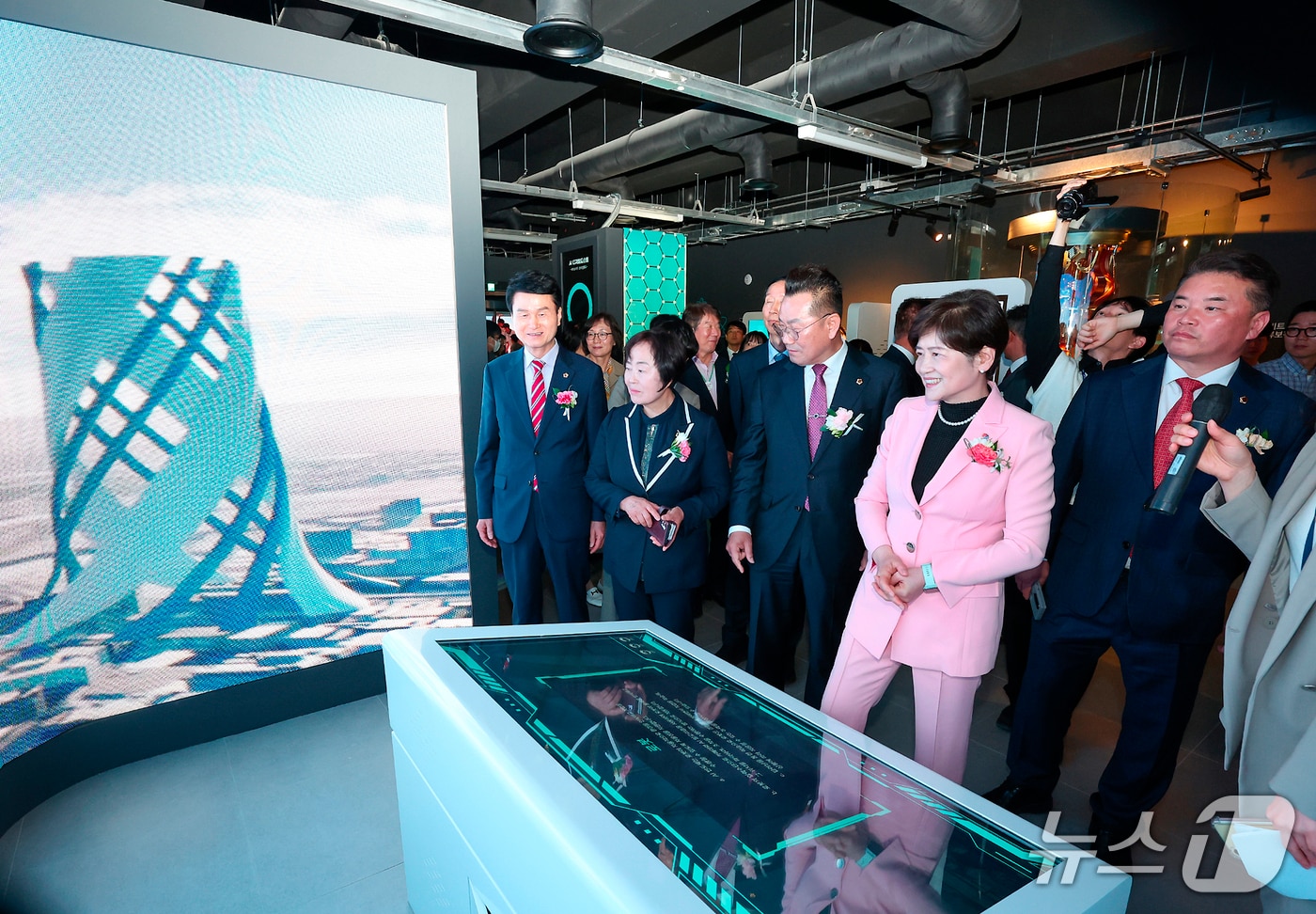 대구에 기술 인재를 양성하는 '미래직업교육센터'가 23일 문을 열었다. 사진은 강은희 대구교육감 등이 내부 시설을 둘러보는 모습. (대구교육청 제공. 재판매 및 DB 금지) 2025.4.23/뉴스1