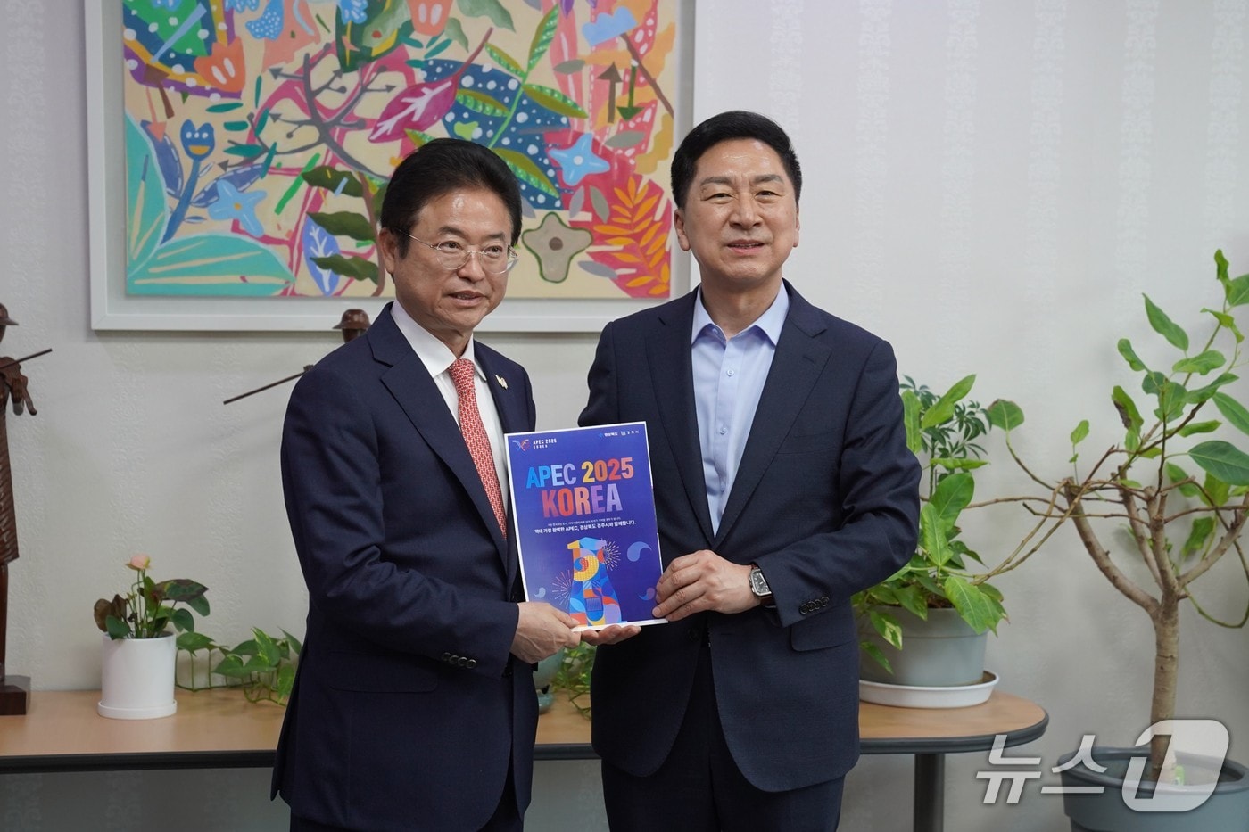 김기현 국민의힘 의원(울산 남구을)이 23일 이철우 경북도지사를 만나 오는 10월 개최되는 제32차 APEC 정상회의를 위한 지자체와 국회의 협력 사항을 논의했다고 밝혔다.(김기현 의원실 제공. 재판매 및 DB 금지)/뉴스1