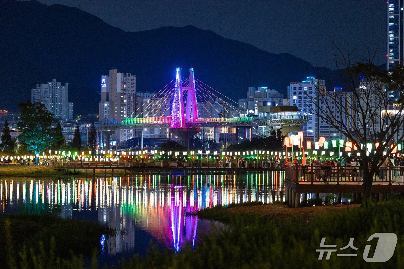 금빛노을브릿지와 감동나룻길 리버워크. (부산 북구 제공. 재판매 및 DB 금지)