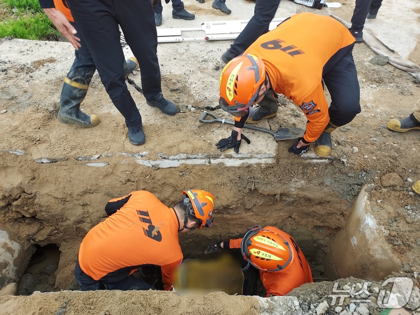  23일 오후 3시 57분께 전북자치도 고창군 고수면에서 상하수도 정비를 위해 흙을 파던 A 씨(40대)가 쌓아놓은 흙에 매몰됐다.(전북소방 제공. 재판매 및 DB금지)