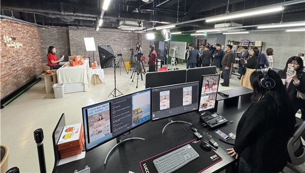 충북시청자미디어센터 라이브커머스 스튜디오에서 시연하는 모습. (시청자미디어재단 제공)