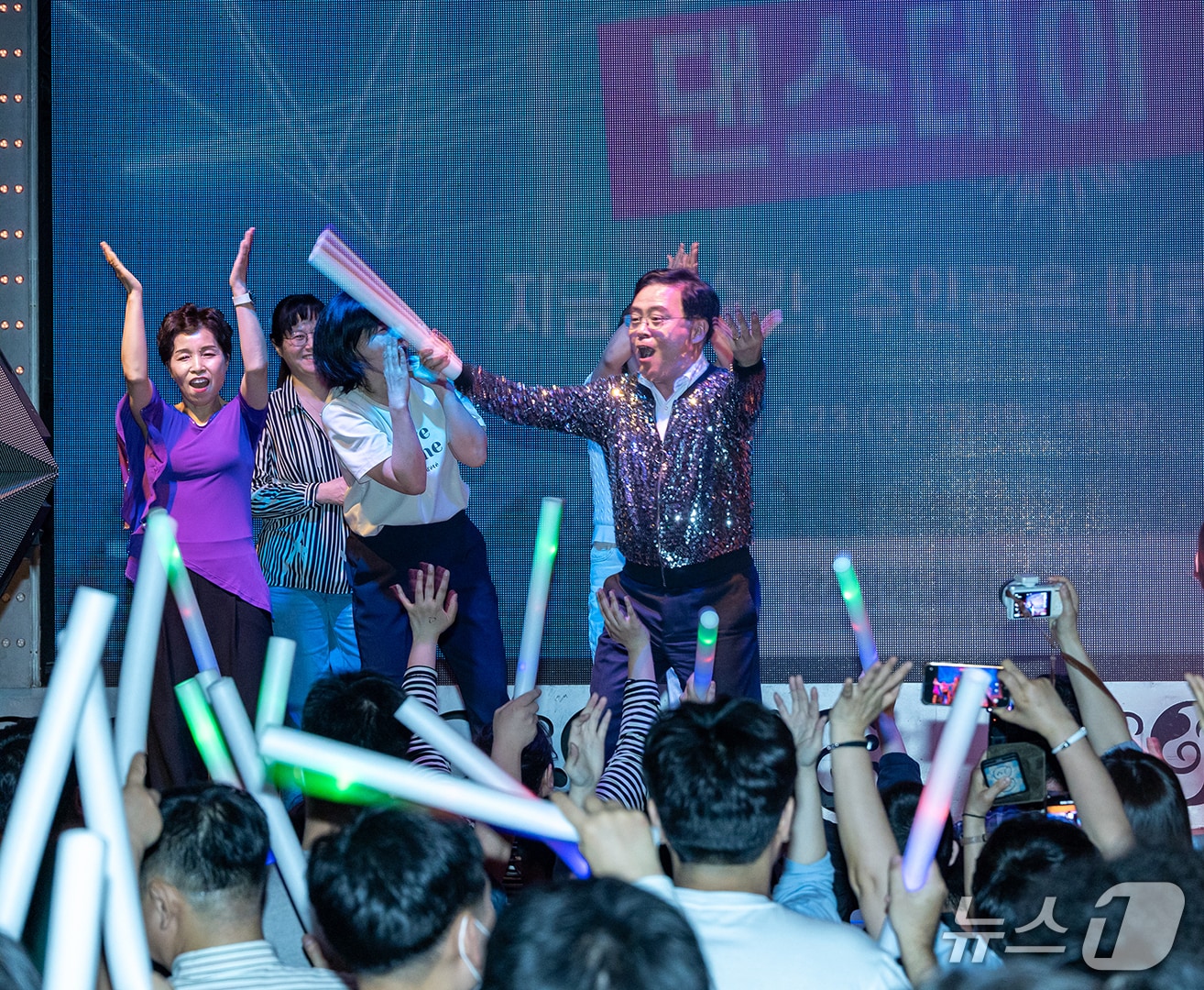 진교훈 서울시 강서구청장이 23일 화곡동 호박나이트에서 열린 '오! 댄스데이' 행사에서 장애인 가족들과 함께 무대에 올라 춤을 추고 있다. 강서장애인가족지원센터가 주최 주관한 이날 행사에는 장애인 300여 명이 참석했다. (강서구 제공)