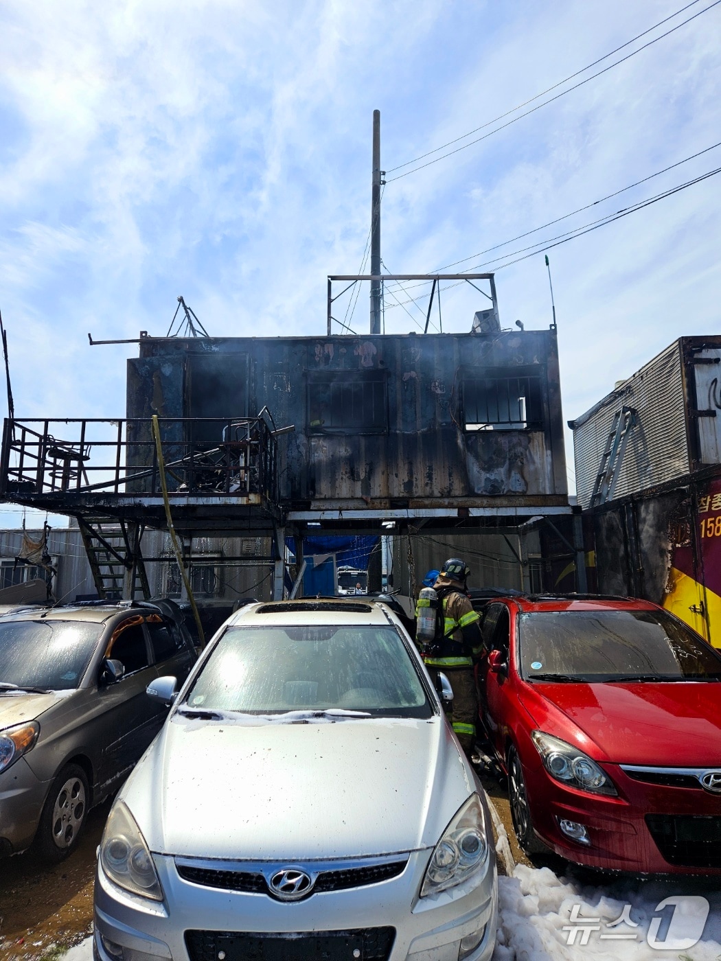 23일 오후 1시 13분쯤 인천 연수구 중고차 수출단지에서 불이 났다.(인천소방본부 제공. 재배포 및 DB제공)2025.4.23/뉴스1