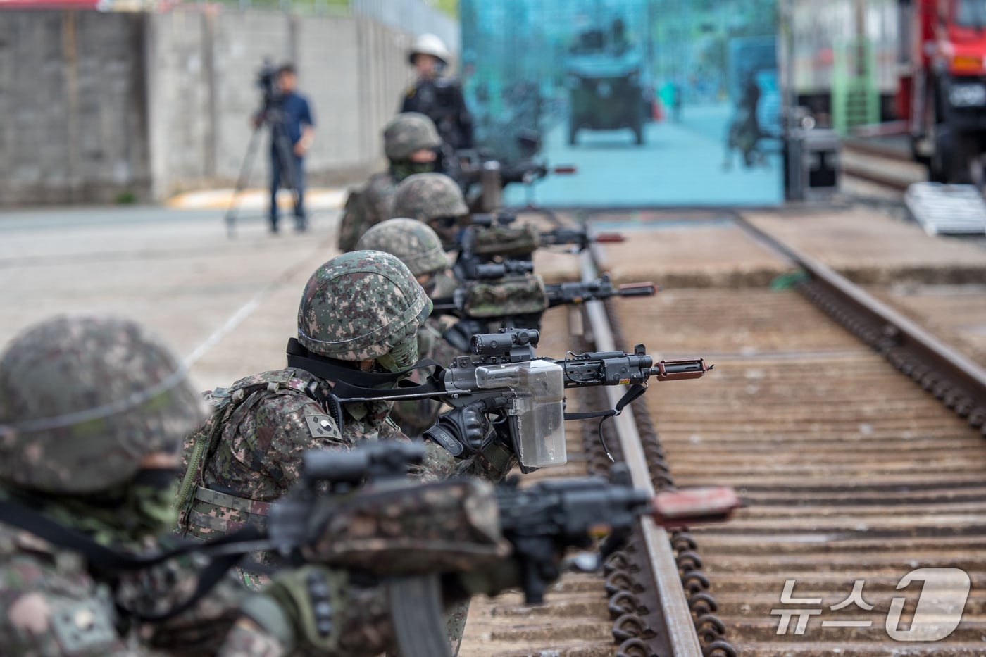 53사단 부산여단 장병들이 '도시철도 피해복구 종합 실제훈련'을 진행하고 있다.(제53보병사단 제공. 재판매 및 DB 금지)