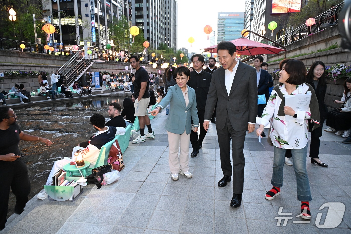 오세훈 서울시장이 23일 청계천변을 찾아 서울야외도서관(책읽는 맑은냇가)을 둘러보고 있다. (서울시 제공)