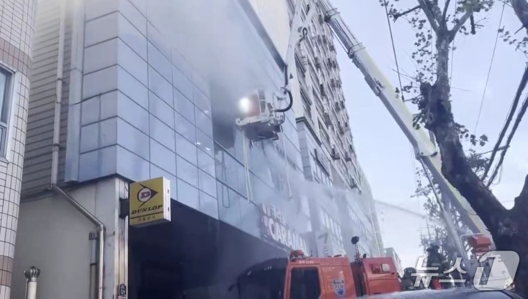 23일 오후 2시58분쯤 대구 남구 대명동의 한 3층짜리 자동차용품 건물 2층에서 불이 나 소방 당국이 진화하고 있다. (대구소방본부 제공. 재판매 및 DB 금지) 2025.4.23/뉴스1