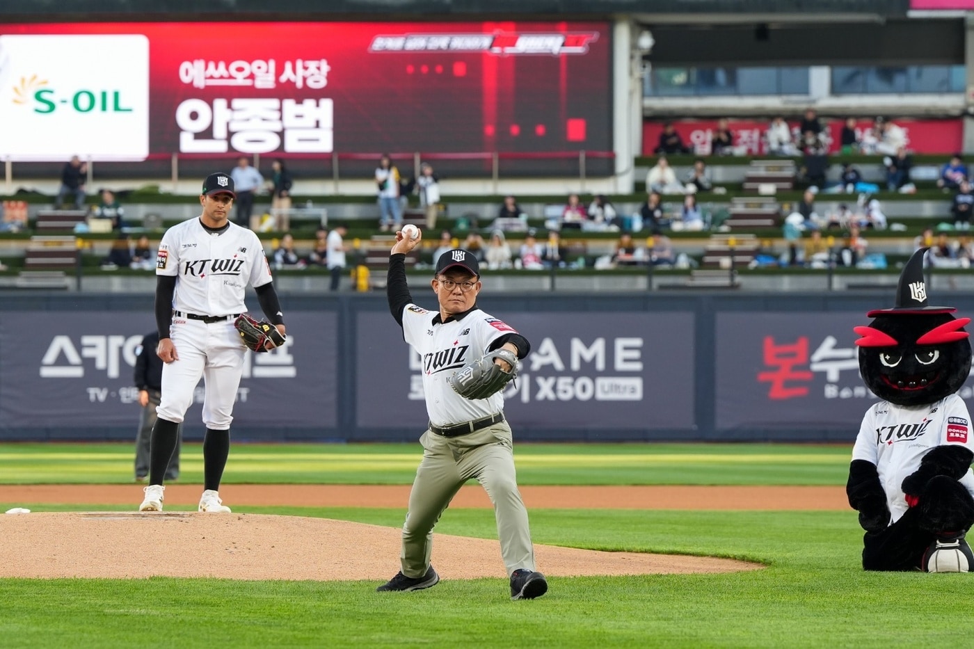 안종범 마케팅총괄 사장이 23일 열린 KT위즈 경기에서 시구를 하고 있다(에쓰오일 제공)