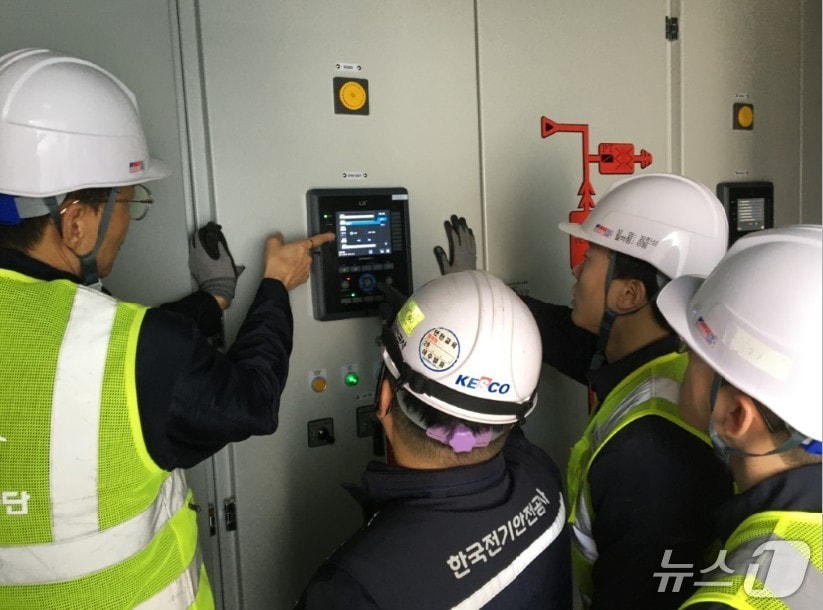 부산시설공단 관계자가 전기설비 특고압 정밀정검을 위해 계전기 동작시험을 하고 있다.(공단 제공. 재판매 및 DB 금지)