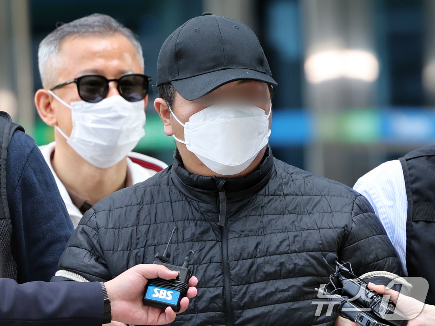 마트에서 흉기를 휘둘러 1명을 살해하고 1명을 다치게 한 30대 남성 A씨가 24일 오전 서울 도봉구 서울북부지법에서 열린 구속 전 피의자 심문(영장실질심사)에 출석하고 있다. A 씨는 지난 22일 오후 미아역 인근에 있는 마트에서 흉기로 40대 여성 직원을 다치게 하고 60대 여성 손님 한 명을 숨지게 한 혐의를 받는다. 2025.4.24/뉴스1 ⓒ News1 황기선 기자