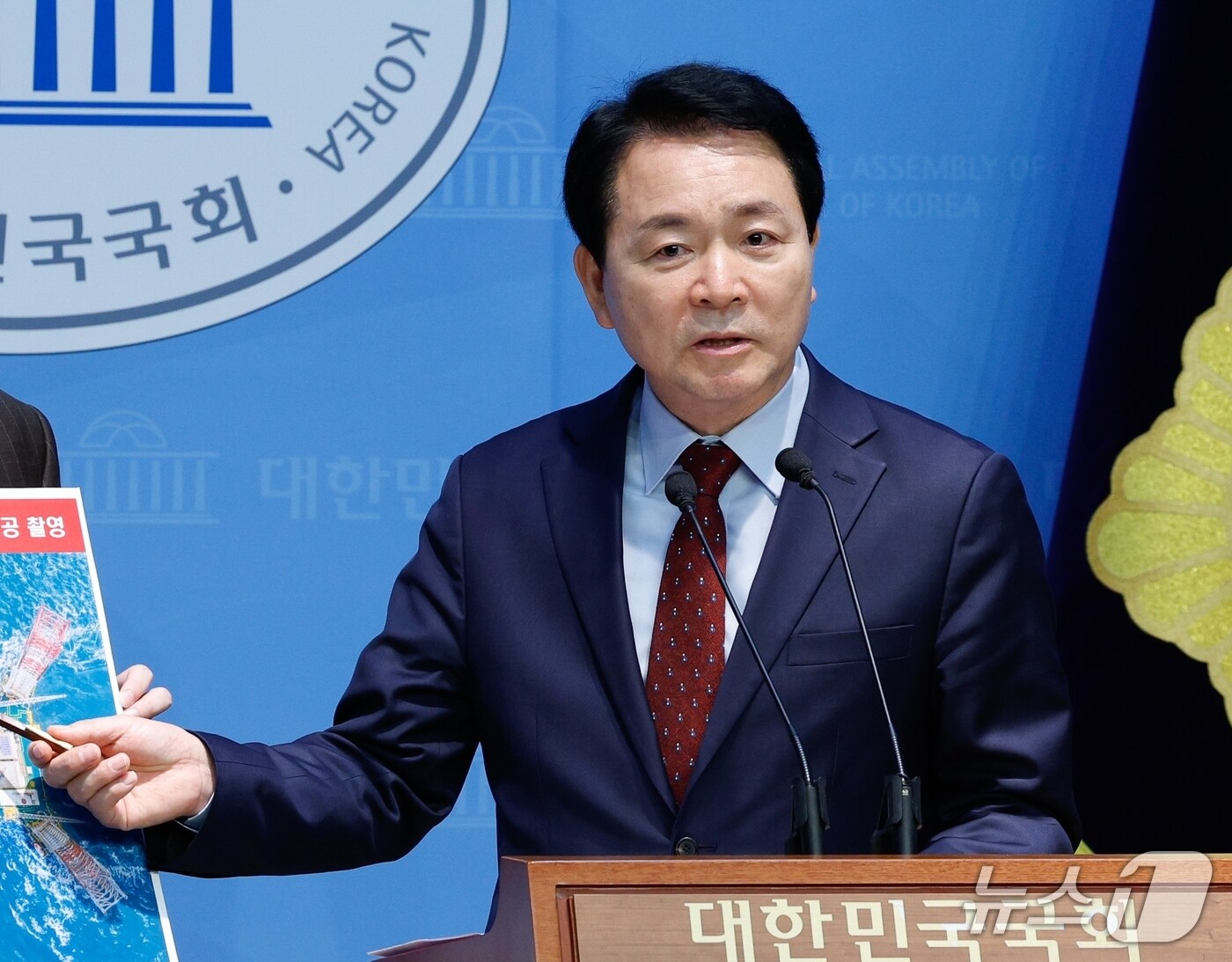 국회 국방위원장인 성일종 국민의힘 의원이 22일 오후 서울 여의도 국회 소통관에서 중국이 서해에 설치한 불법 해상구조물 관련 기자회견을 하고 있다. 2025.4.22/뉴스1