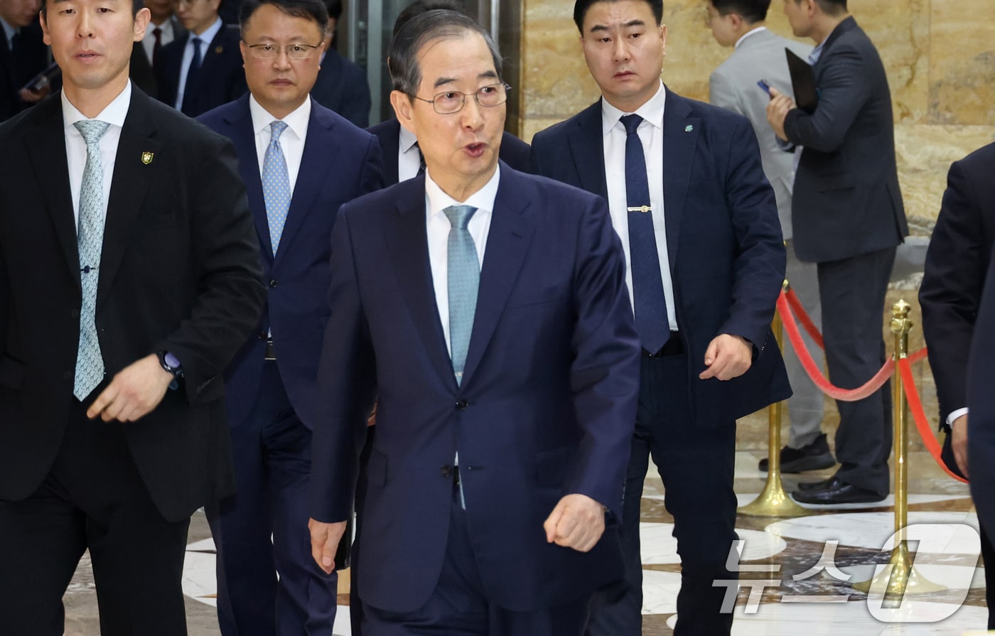 한덕수 대통령 권한대행 국무총리가 24일 서울 여의도 국회 본회의에서 추가경정예산안 시정연설을 마치고 퇴장하며 취재진을 향해 "수고하셨다＂고 말하고 있다. ⓒ News1 이재명 기자