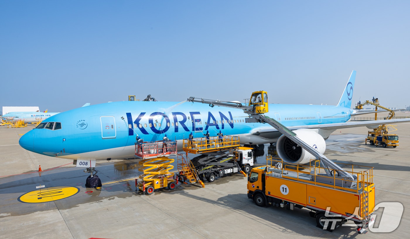 24일 인천국제공항에 위치한 대한항공 정비 격납고 앞에서 보잉777-300ER 항공기 세척을 실시하고 있는 모습.(대한항공 제공)