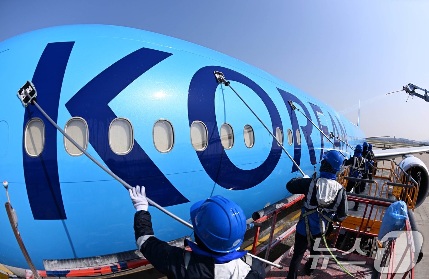 24일 오전 인천 중구 인천국제공항 대한항공 격납고에서 직원들이 봄을 맞아 항공기 동체를 세척하고 있다. 이날 세척한 항공기는 보잉 777-300ER 기종으로 대한항공의 새 도장이 적용된 기체다. (공동취재) 2025.4.24/뉴스1 ⓒ News1 장수영 기자