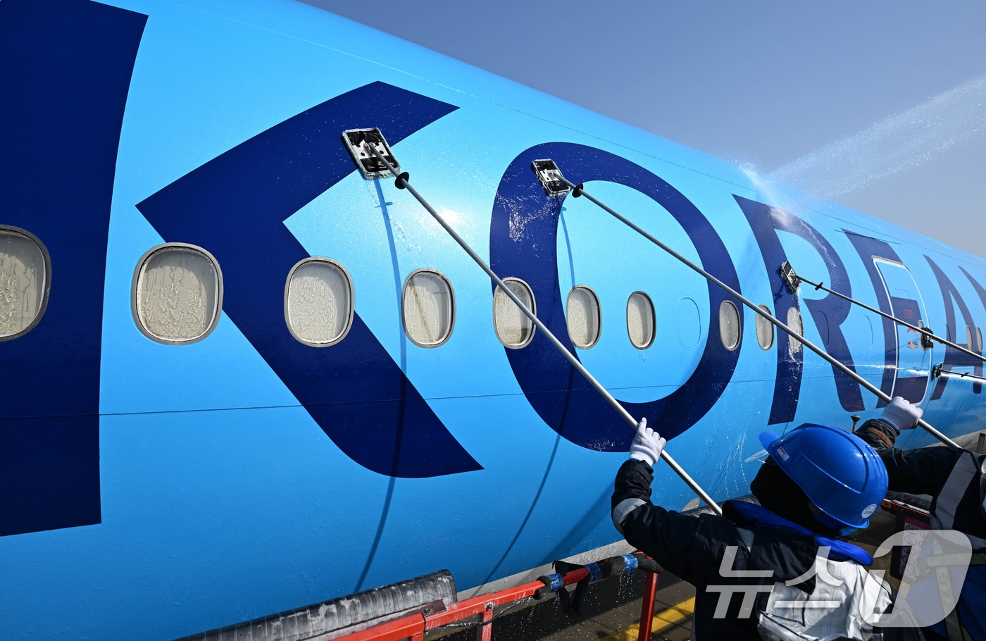 24일 오전 인천 중구 인천국제공항 대한항공 격납고에서 직원들이 봄을 맞아 항공기 동체를 세척하고 있다. 이날 세척한 항공기는 보잉 777-300ER 기종으로 대한항공의 새 도장이 적용된 기체다. &#40;공동취재&#41; 2025.4.24/뉴스1 ⓒ News1 장수영 기자