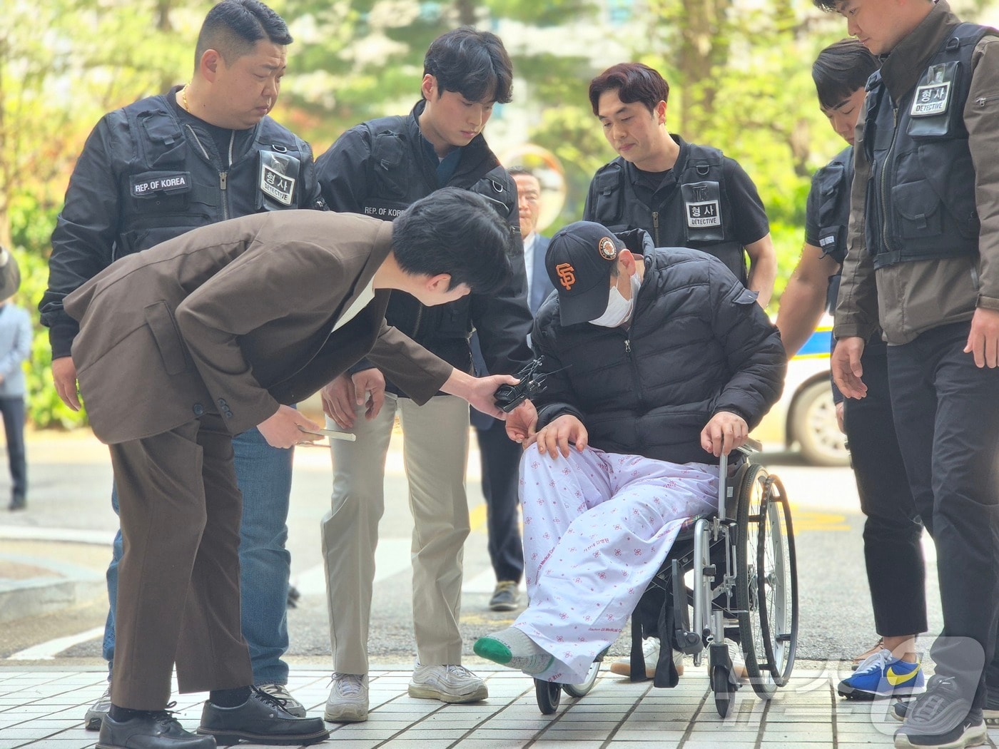 사실혼 여성 살인 혐의를 받고 있는 50대 남성 A 씨가 24일 휠체어를 타고 인천지방법원에서 열린 구속 전 피의자심문(영장실질심사)에 출석하고 있다. 2025.4.24/뉴스1 ⓒ News1 이시명 기자