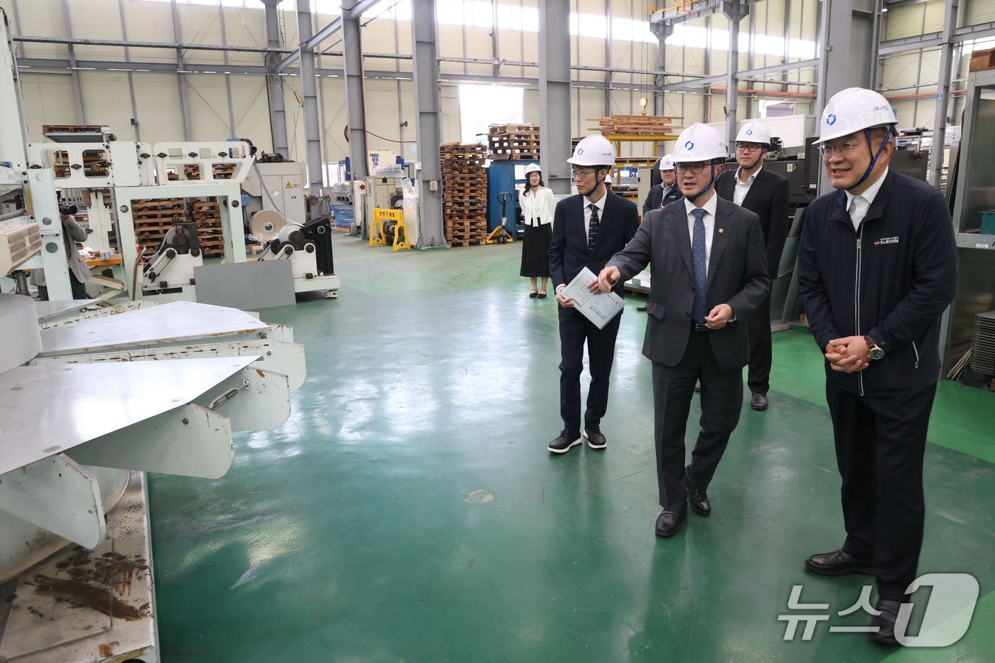 임기근 조달청장(오른쪽에서 두 번째)이 24일 부산 강서구에 위치한 공기조화기 생산업체 (주)서번을 방문하여 제조현장을 점검하고 있다.(조달청 제공.재판매 및 DB금지)/뉴스1
