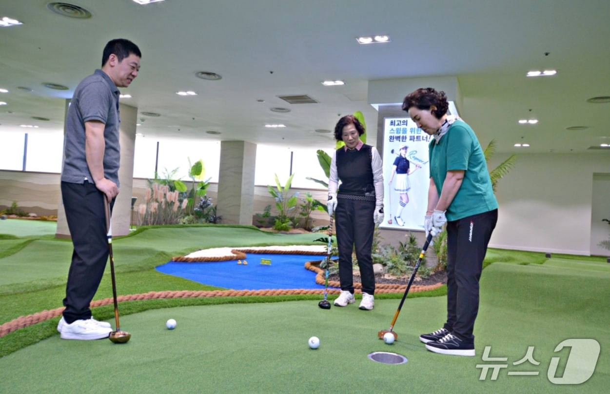대구백화점 프라자점은 가정의 달을 맞아 5월3일부터 5일까지 가족이 함께 즐길 수 있는 '패밀리 파크골프 챌린지'를 진행한다. 사진은 프라자점 10층 M골프에서 파크골프를 즐기는 고객들 모습.(대구백화점 제공. 재판매 및 DB 금지)