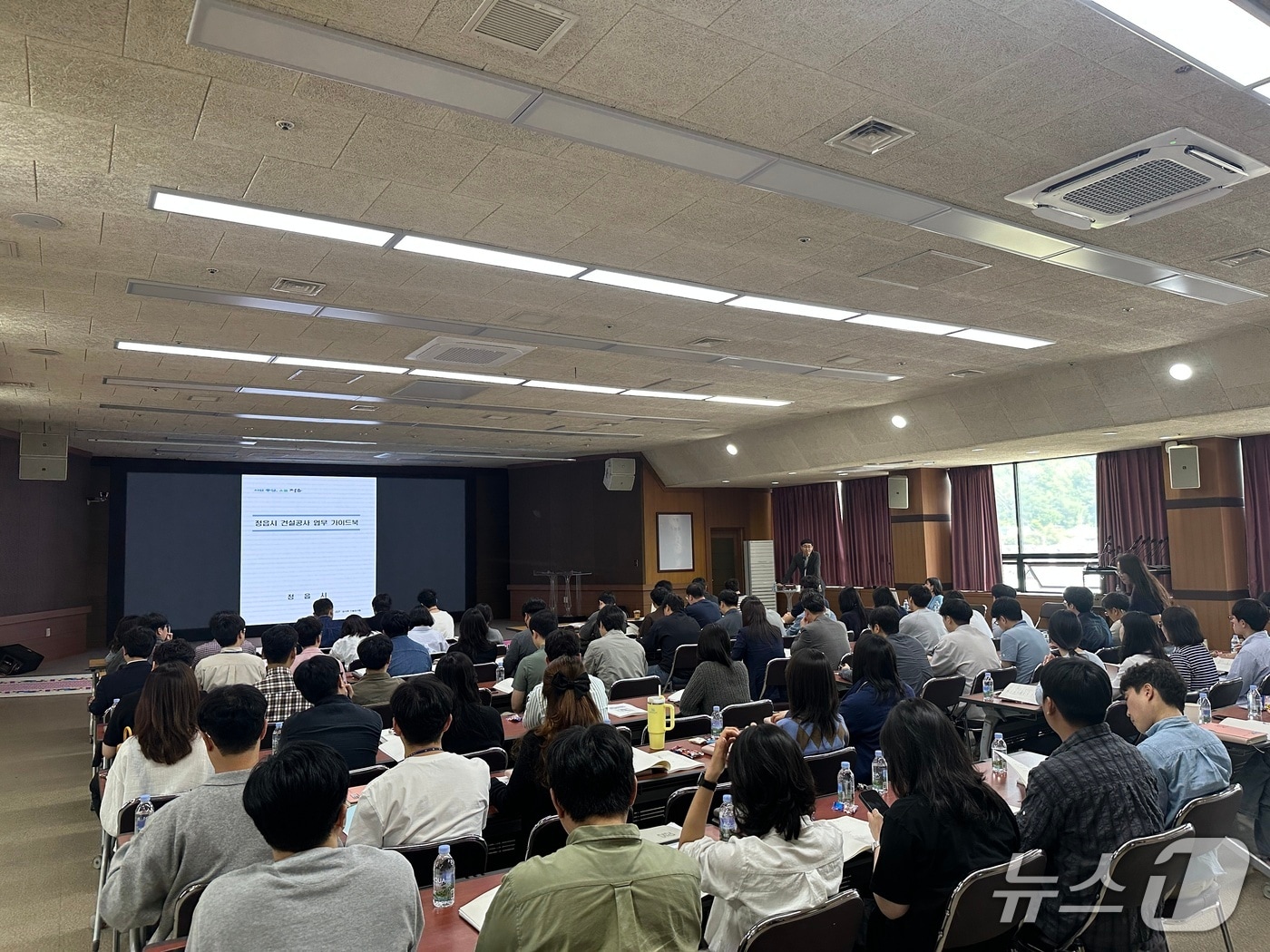 정읍시가 24일 건설공사 행정업무의 전문성을 높이고 시민 만족도를 향상하기 위해 건설 업무 담당 공무원을 대상으로 실무 중심 교육을 실시했다.(정읍시 제공. 재판매 및 DB금지)