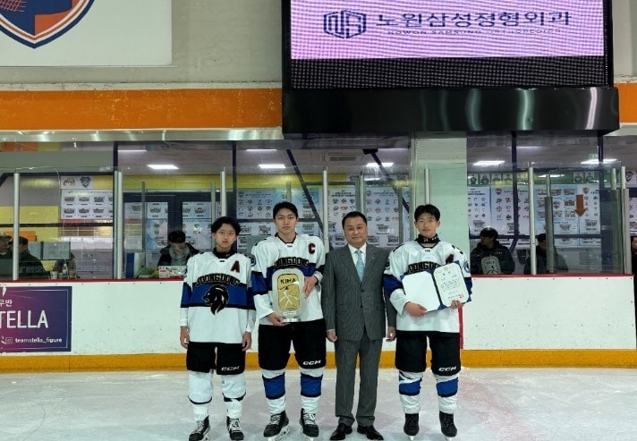 제70회 전국 중등부 아이스하키 선수권대회에서 우승한 중동중학교 선수단.(대한아이스하키협회 제공)