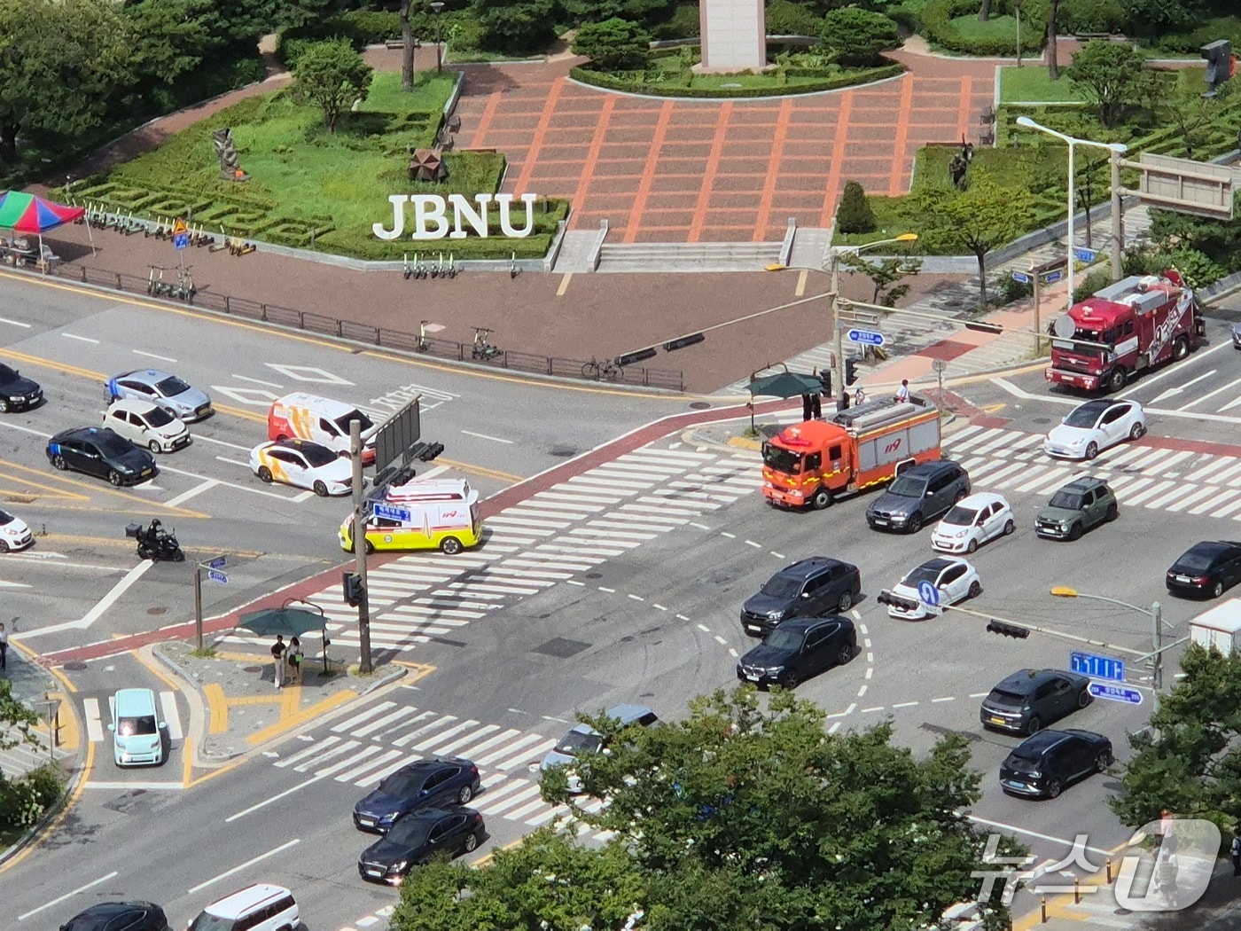  전북자치도소방본부는 전주시와 군산시 관할 소방차량을 대상으로 '긴급차량 우선신호제어시스템' 운영 차량을 전면 확대했다고 24일 밝혔다. 사진은 전북대학교 인근에서 시스템을 적용한 모습.(전북소방 제공. 재판매 및 DB금지)