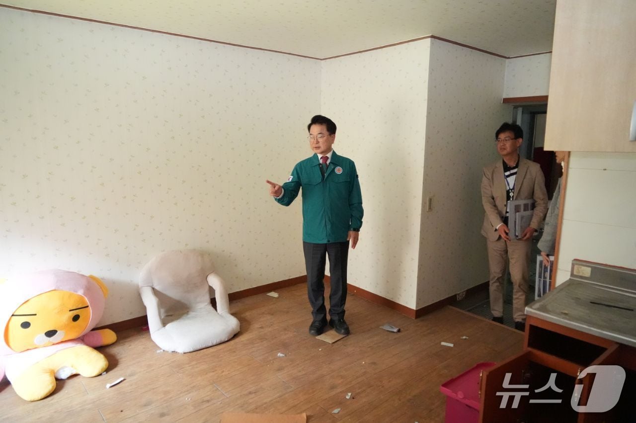 육동한 춘천시장, 지역 빈집 현장 점검.(춘천시 제공, 재판매 및 DB금지)