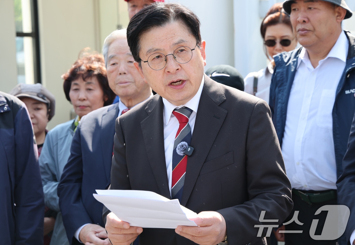 황교안 전 국무총리가 24일 오후 서울 종로구 정부서울청사 앞에서 기자회견을 갖고 전 대통령 권한대행이 현 한덕수 대통령 권한대행에게 드리는 부정선거 방지를 위한 공개 요청을 하고 있다. 2025.4.24/뉴스1 ⓒ News1 임세영 기자