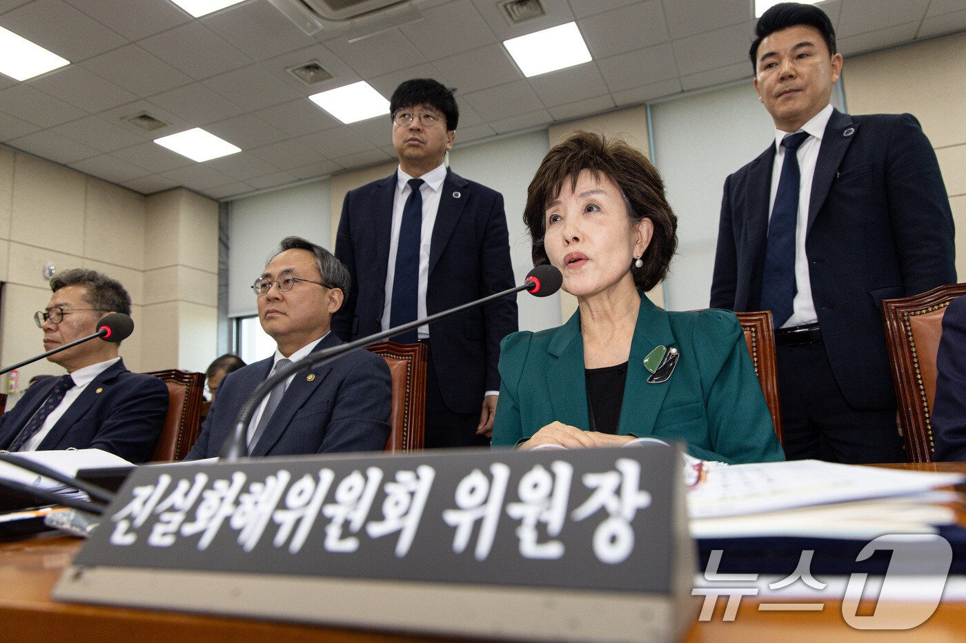 박선영 진실화해를위한과거사정리위원회 위원장이 24일 오후 서울 여의도 국회에서 열린 행정안전위원회 전체회의에서 신정훈 위원장의 퇴장 요청을 거부하고 있다. 2025.4.24/뉴스1 ⓒ News1 이재명 기자