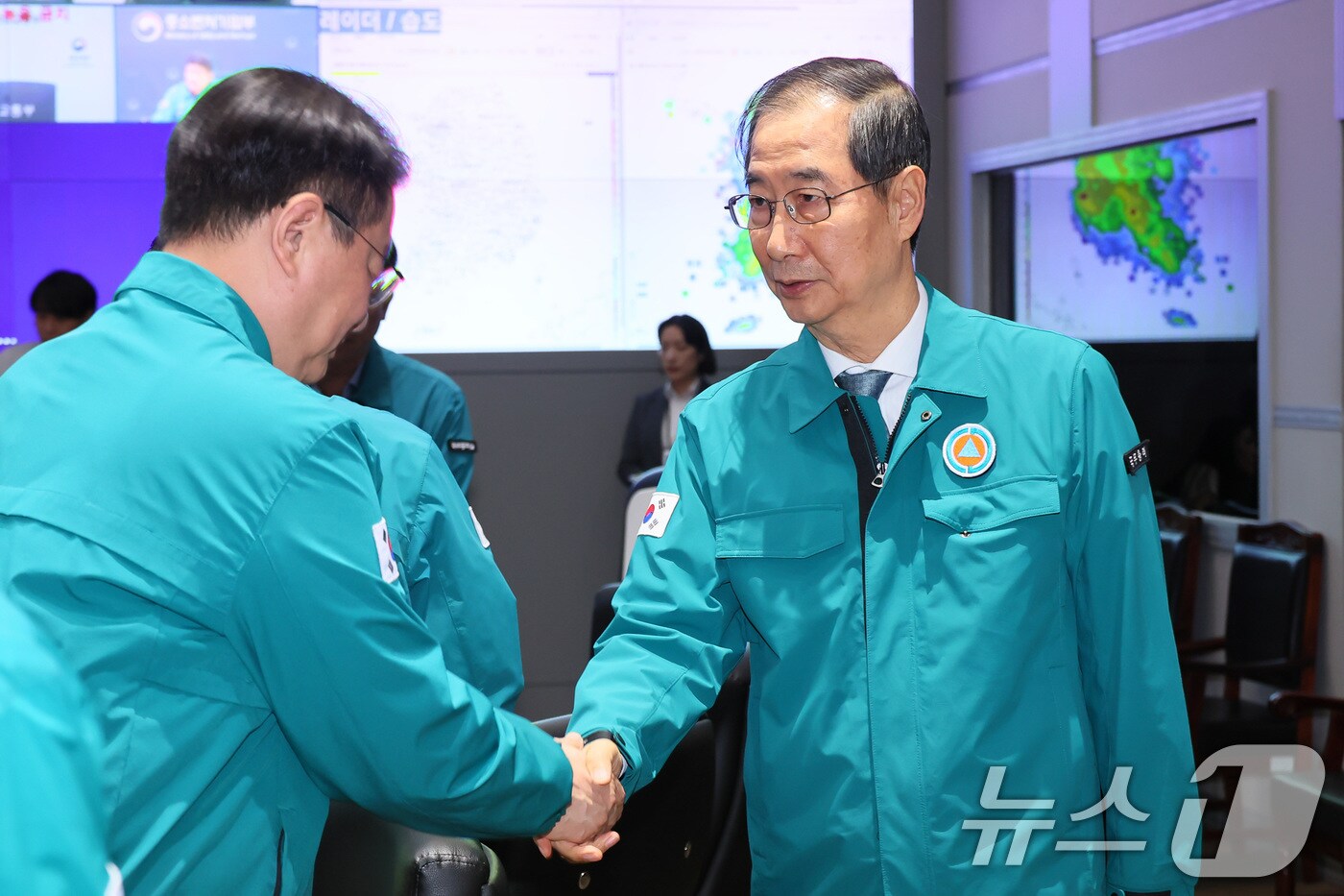 한덕수 대통령 권한대행 국무총리가 24일 서울 종로구 정부서울청사에서 열린 산불 피해지역 수습 및 복구 추진상황 점검회의에 참석하고 있다. (총리실 제공, 재판매 및 DB 금지) 2025.4.24/뉴스1 ⓒ News1 임세영 기자