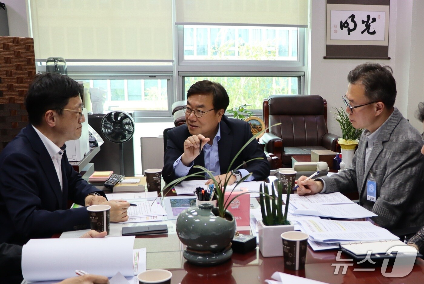 서범수 국민의힘 의원&#40;울산 울주군&#41;이 23일 국회에서 한국토지주택공사&#40;이하 LH&#41; 관계자들과 함께 울주군의 지역 현안을 점검하는 자리를 가졌다고 밝혔다.&#40;서범수 의원실 제공. 판매 및 DB 금지&#41; /뉴스1