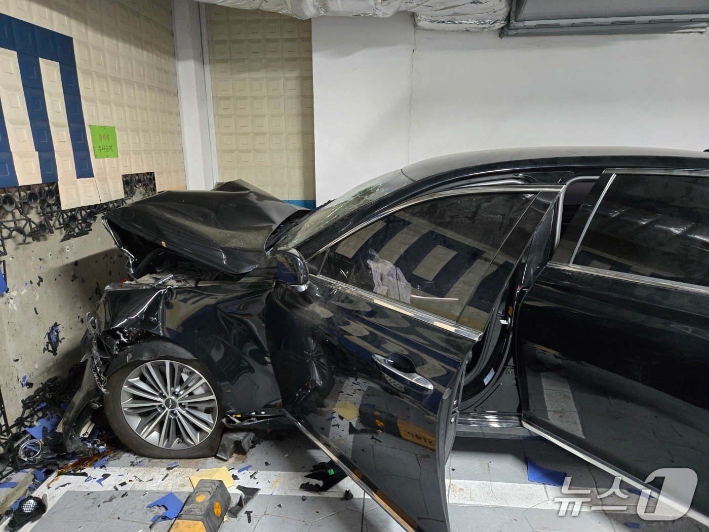 24일 오전 11시 27분께 경기 의정부시 민락동의 한 상가건물 지하 1층에서 승용차량이 건물 벽을 들이받아 30대 남녀 2명이 크게 다치고, 강아지 1마리가 사체로 발견됐다. (경기도북부소방재난본부 제공. 재판매 및 DB금지) 2025.4.24/뉴스1